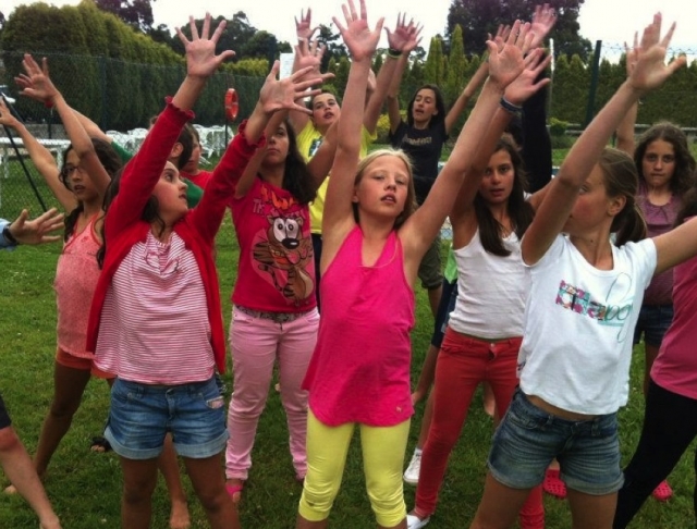 Bailando con las manos arriba